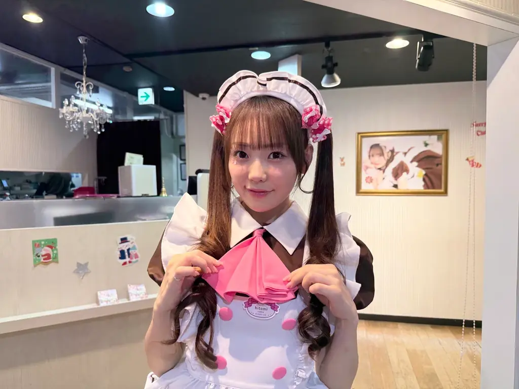 美味しくなるおまじない「萌え萌えきゅん」を生み出したレジェンドメイド・hitomi、21周年の記念日に新人メイド服で特別お給仕 画像 3