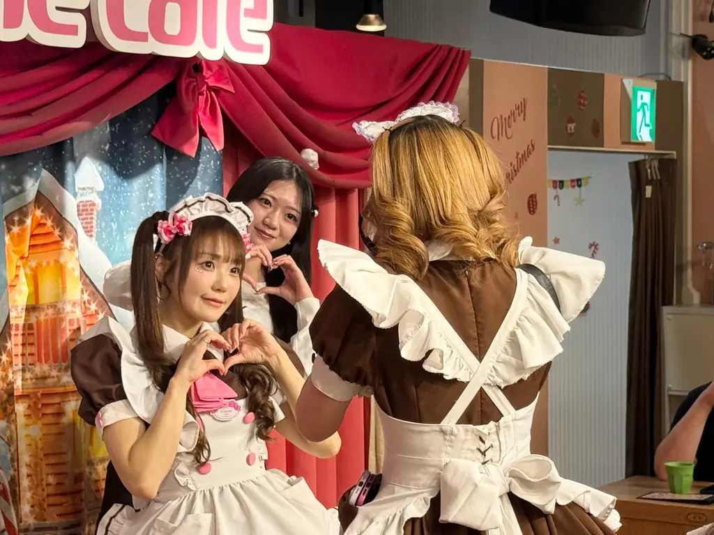 美味しくなるおまじない「萌え萌えきゅん」を生み出したレジェンドメイド・hitomi、21周年の記念日に新人メイド服で特別お給仕 画像 4