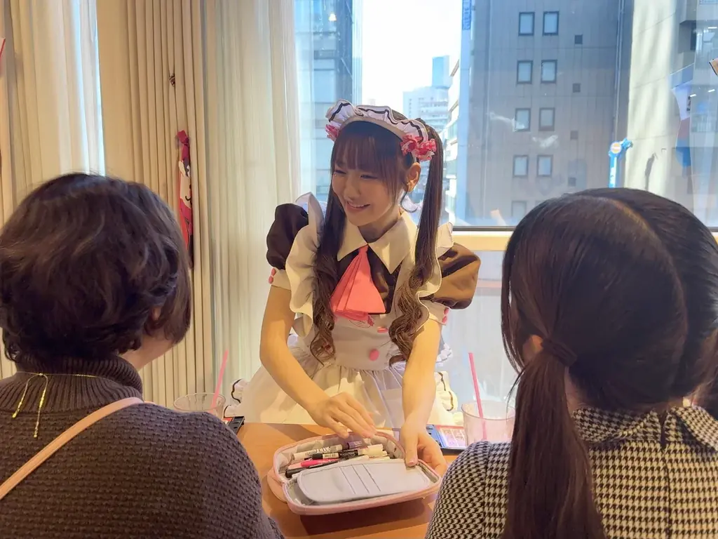 美味しくなるおまじない「萌え萌えきゅん」を生み出したレジェンドメイド・hitomi、21周年の記念日に新人メイド服で特別お給仕 画像 5