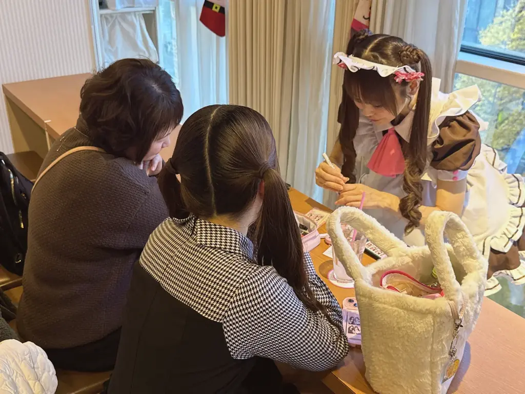 美味しくなるおまじない「萌え萌えきゅん」を生み出したレジェンドメイド・hitomi、21周年の記念日に新人メイド服で特別お給仕 画像 6