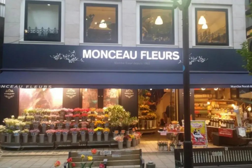 【スペシャルコラボ決定】新作ミュージカル『白爪草』×世界で400店舗を展開するお花屋さん「MONCEAU FLEURS」舞台セットイメージ大公開／各回先着20名限定・舞台解説ツアーも開催決定！ 画像 3