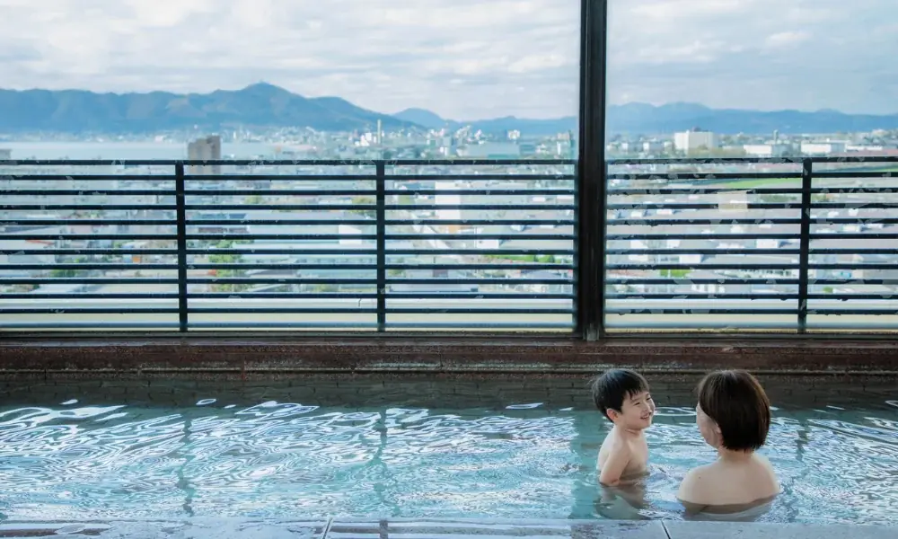【函館／湯の川温泉】冬の家族旅行を全力応援。函館・湯の川温泉で“親も子も嬉しい”公式HP限定プランを販売【小学生以下半額×60分飲み放題】 画像 3