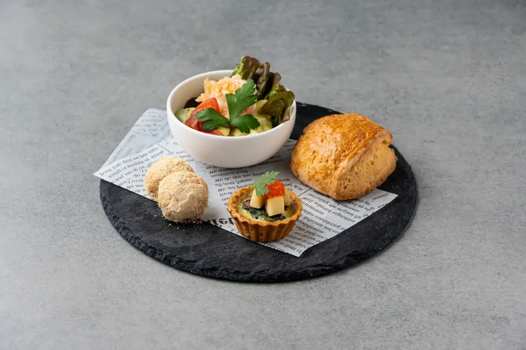 冬の静けさから春の彩りを感じる特別なアフタヌーンティー　地上130mからの澄んだ景観ともに楽しむ「Early Spring Delights Afternoon Tea」を開催 画像 3