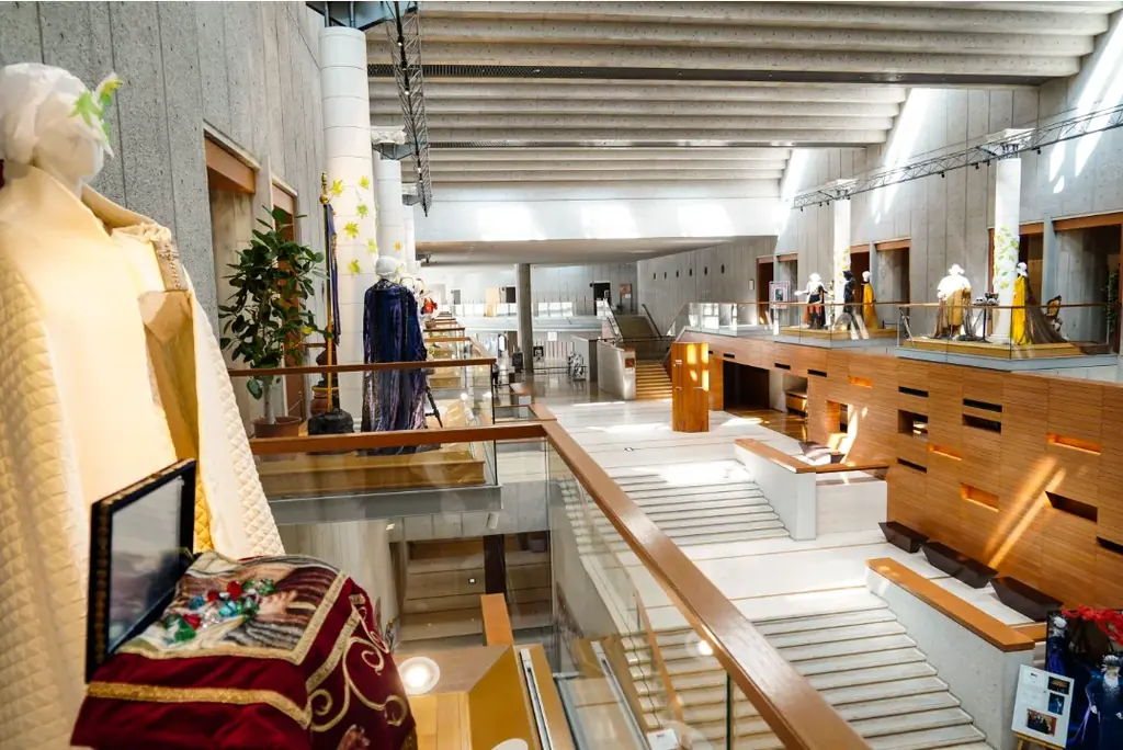 新国立劇場『うつろい』展：衣裳が刻む時間