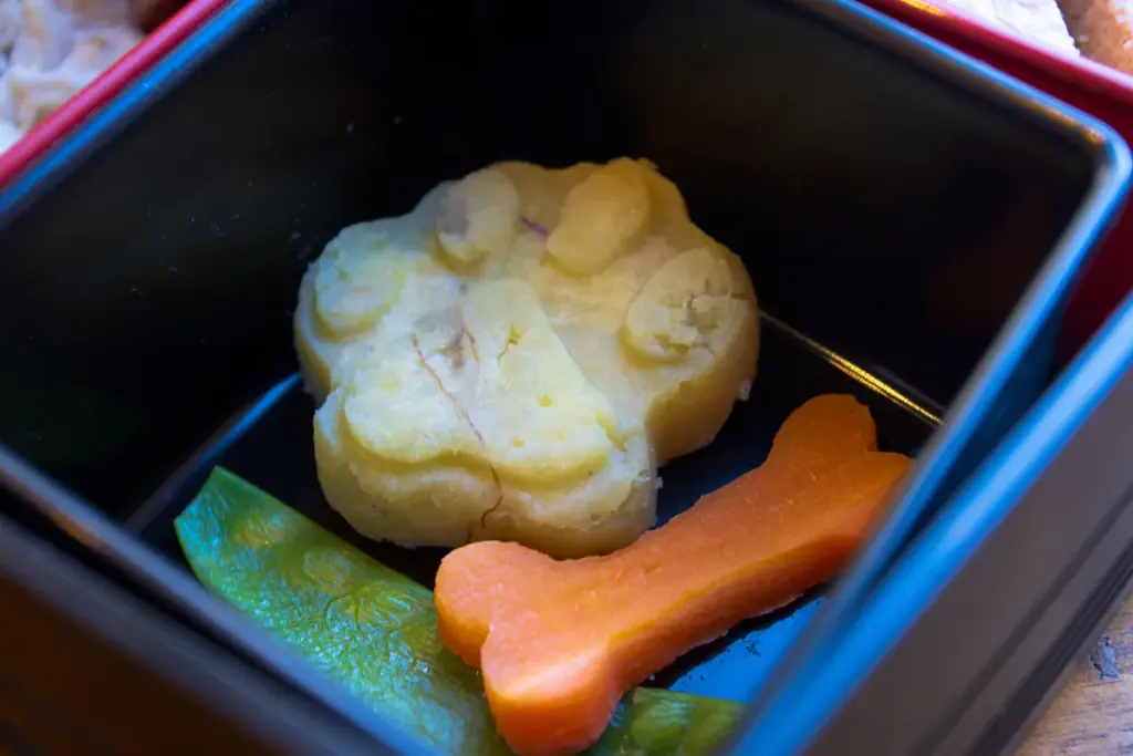 最高のリトリートを体験できる THE FIVE RIVERS FINE GLAMPING 群馬 白沢　コタツで味わう”すき焼き冬ディナー”＆ペットフーディスト監修愛犬用”新春おせちディナー”　提供開始 画像 12