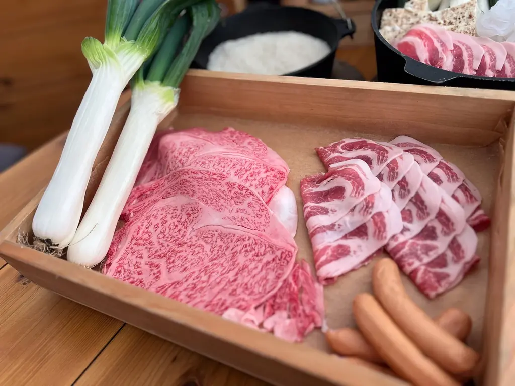 最高のリトリートを体験できる THE FIVE RIVERS FINE GLAMPING 群馬 白沢　コタツで味わう”すき焼き冬ディナー”＆ペットフーディスト監修愛犬用”新春おせちディナー”　提供開始 画像 3