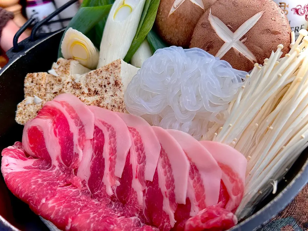 最高のリトリートを体験できる THE FIVE RIVERS FINE GLAMPING 群馬 白沢　コタツで味わう”すき焼き冬ディナー”＆ペットフーディスト監修愛犬用”新春おせちディナー”　提供開始 画像 4