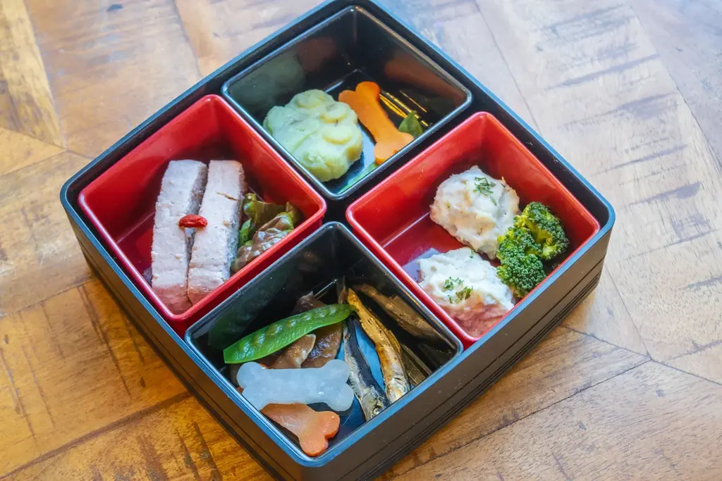 最高のリトリートを体験できる THE FIVE RIVERS FINE GLAMPING 群馬 白沢　コタツで味わう”すき焼き冬ディナー”＆ペットフーディスト監修愛犬用”新春おせちディナー”　提供開始 画像 9